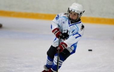 Можно ли играть в хоккей в фигурных коньках